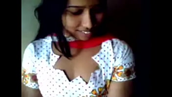 Tamil Babe Flaunts Her Sexy Curves