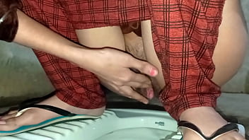 Desi Wife Pleasures Herself While Peeing In The Toilet – Desislimgirl Xvideos
