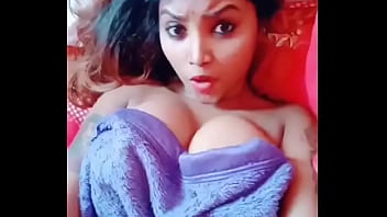 Lucky Elakkia’s Sultry Selfie Video Says Goodnight