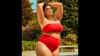 Voluptuous Bikini Babe Seduction
