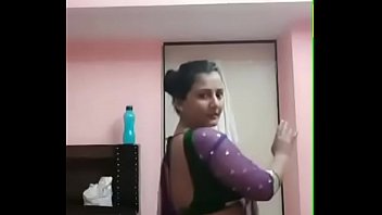 Sensual Pooja Bhabhi’s Teasing Dance Moves