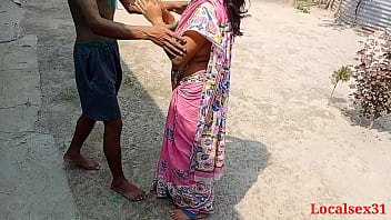 Hot Bengali Bhabi In Pink Saree Gets Wild During Holi Celebration